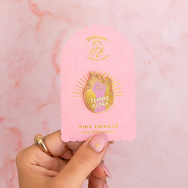 Pin's Femme Alpha