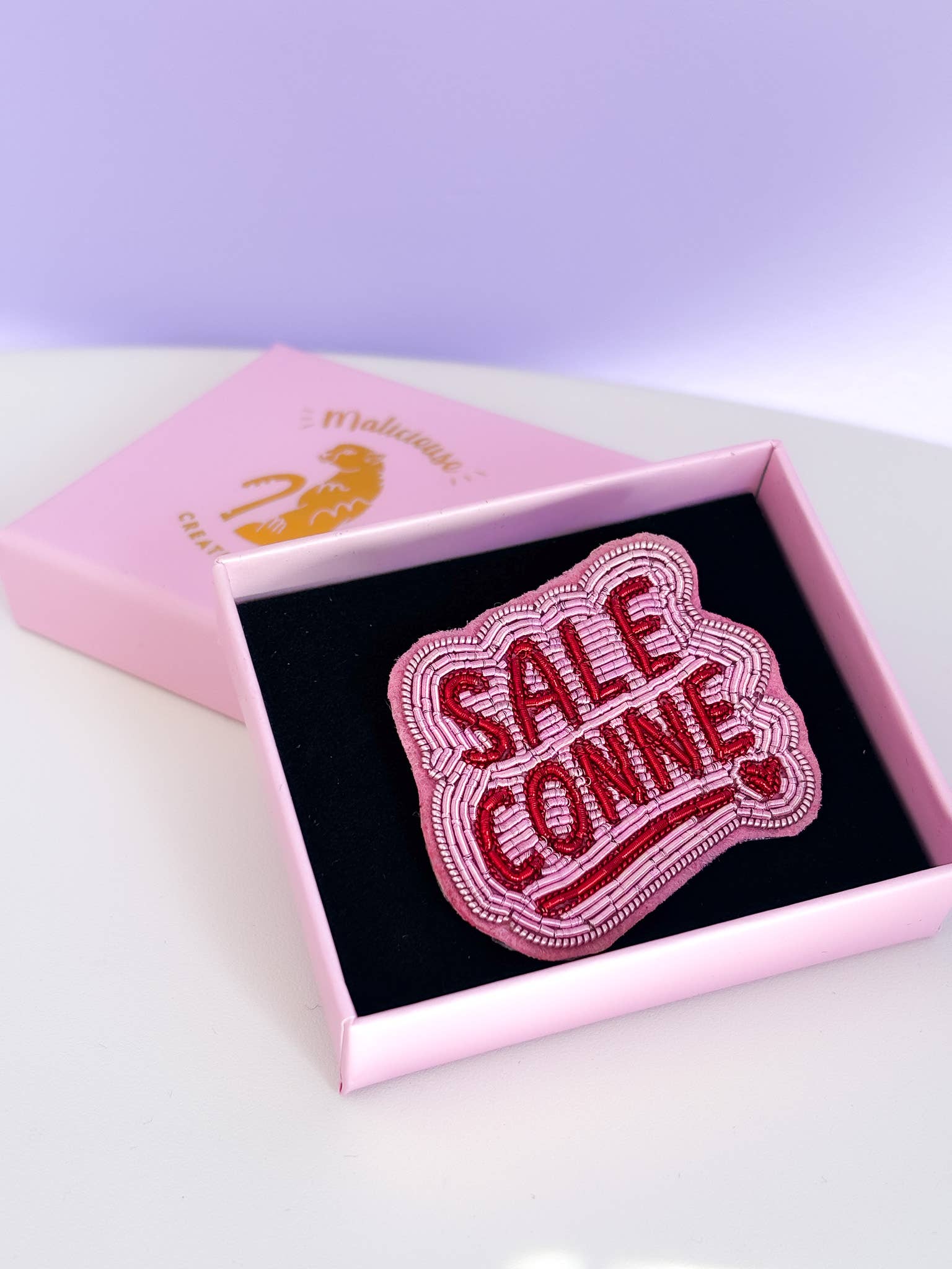 Broche Sale conne