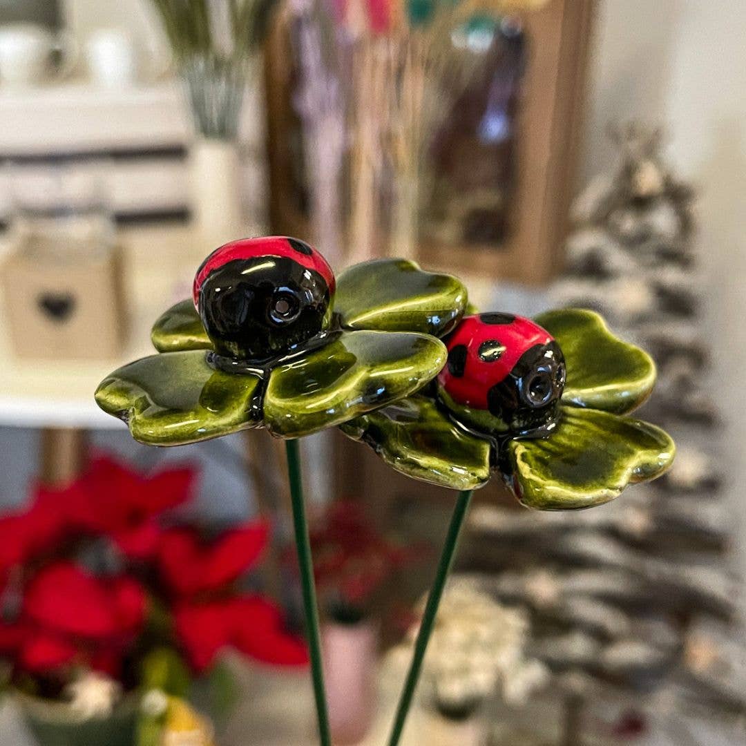 Coccinelle Porte-Bonheur sur Trèfle en Céramique