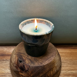 Bougie eucalyptus avec une flamme dans pot en céramique