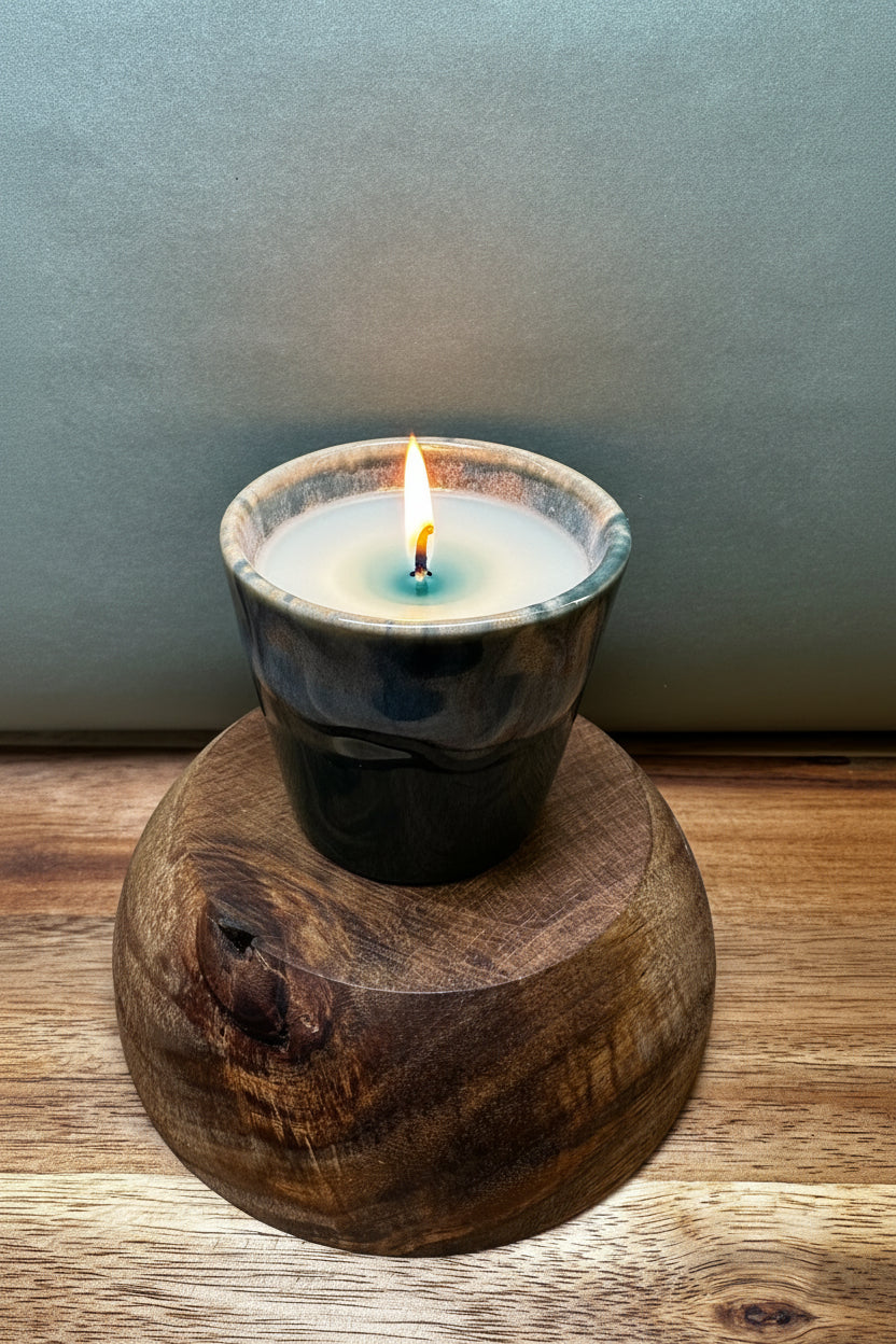 Bougie eucalyptus avec une flamme dans pot en céramique