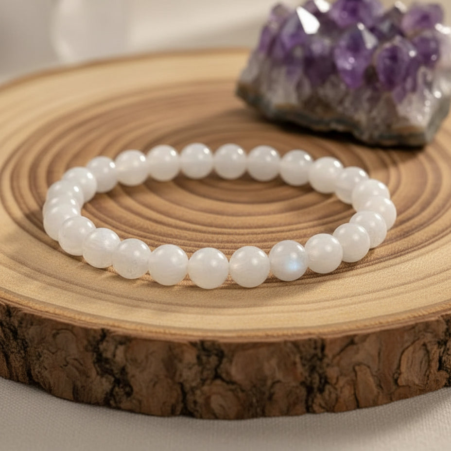 Bracelet pierre de lune blanche sur bois et améthyste en fond