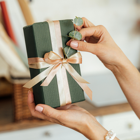 paquet cadeau avec article de créateurs 
