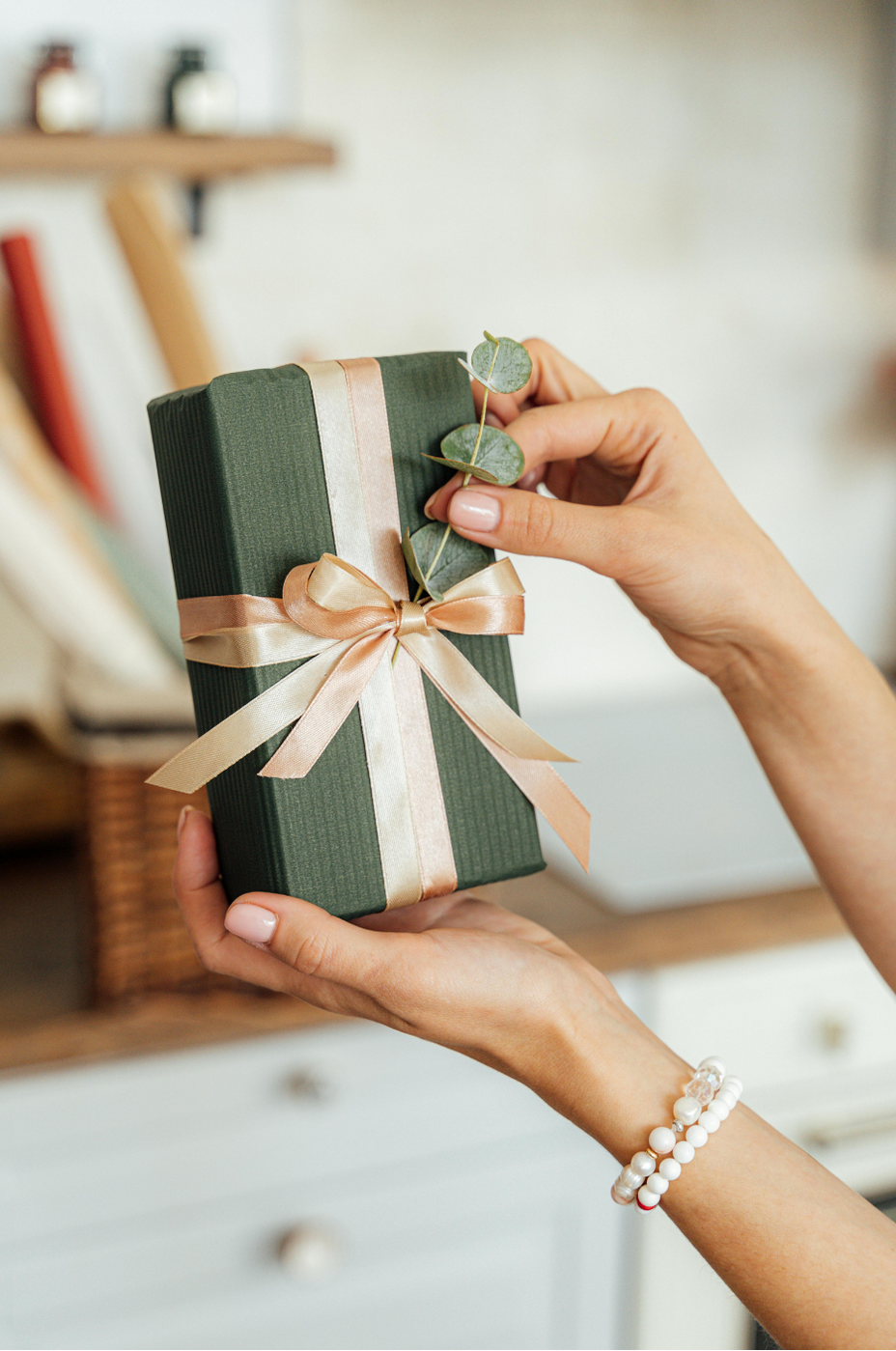 paquet cadeau avec article de créateurs 
