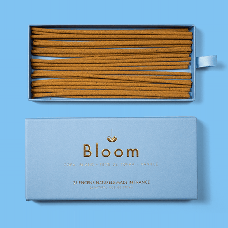 Les Petites Alchimies présente la marque Bloom.

Une marque d’encens qui propose une alternative naturelle, made in France, et saine aux encens souvent chimiques du commerce. 
Tous les bâtons d’encens sont 100% naturels et composés de seulement 6 ingrédients : du bois, des fleurs, des fruits, de la gomme, des épices, de la résine... et c’est tout !
Chaque bâton est fabriqué à la main dans leur atelier au coeur des Pyrénées. 