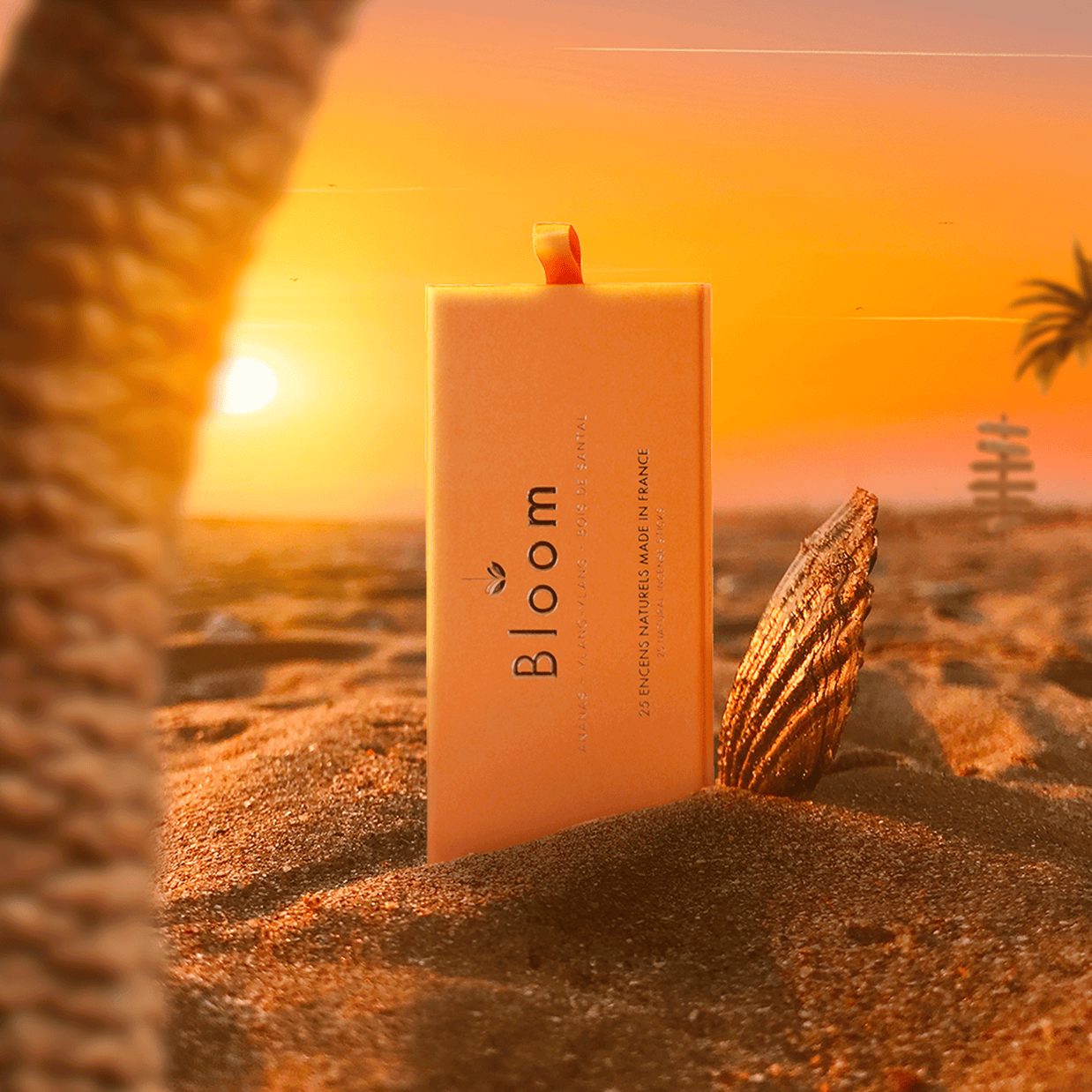 Sweet Sand
Sweet Sand vous invite à voyager dans les régions insulaires les pieds dans le sable en sirotant un jus de fruit sucré. La peau caressée tendrement par une brise chaude et florale, profitez d’un moment exotique hors du temps. Conçus comme un parfum - avec des notes de tête, de coeur et de fond - les bâtons d’encens Bloom sont subtils et légers. Chacun d’entre eux appelle à la détente et au calme sans entêter tout en purifiant l’espace.

Ingrédients
Poudre de bois de santal, poudre d’ananas, huile