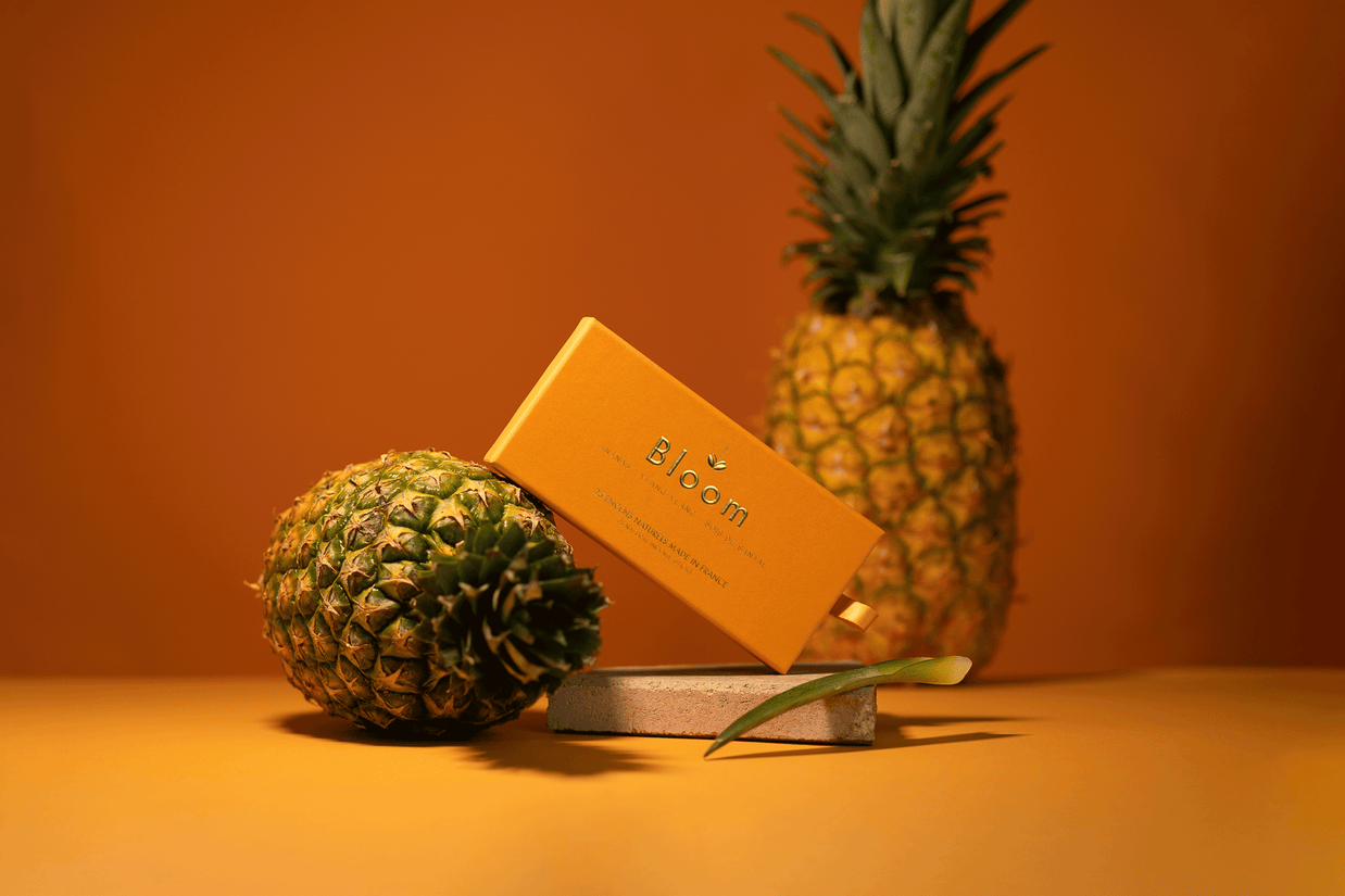 Sweet Sand
Sweet Sand vous invite à voyager dans les régions insulaires les pieds dans le sable en sirotant un jus de fruit sucré. La peau caressée tendrement par une brise chaude et florale, profitez d’un moment exotique hors du temps. Conçus comme un parfum - avec des notes de tête, de coeur et de fond - les bâtons d’encens Bloom sont subtils et légers. Chacun d’entre eux appelle à la détente et au calme sans entêter tout en purifiant l’espace.

Ingrédients
Poudre de bois de santal, poudre d’ananas, huile