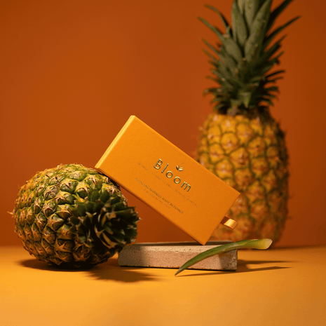 Sweet Sand
Sweet Sand vous invite à voyager dans les régions insulaires les pieds dans le sable en sirotant un jus de fruit sucré. La peau caressée tendrement par une brise chaude et florale, profitez d’un moment exotique hors du temps. Conçus comme un parfum - avec des notes de tête, de coeur et de fond - les bâtons d’encens Bloom sont subtils et légers. Chacun d’entre eux appelle à la détente et au calme sans entêter tout en purifiant l’espace.

Ingrédients
Poudre de bois de santal, poudre d’ananas, huile