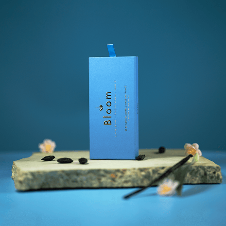 Blue Bird
Blue Bird appelle au calme et à la sérénité. Laissez vous envelopper par cette fumée blanche à l’odeur douce de vanille gourmande et de praliné​. Conçus comme un parfum - avec des notes de tête, de coeur et de fond - les bâtons d’encens Bloom sont subtils et légers. Chacun d’entre eux appelle à la détente et au calme sans entêter tout en purifiant l’espace.

Ingrédients
Poudre de bois de santal, poudre de fève de tonka, poudre de copal blanc, huile essentielle pure de vanille, gum guar (gum obtenu