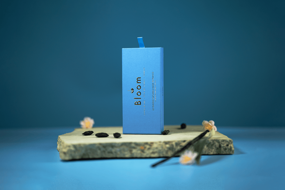 Blue Bird
Blue Bird appelle au calme et à la sérénité. Laissez vous envelopper par cette fumée blanche à l’odeur douce de vanille gourmande et de praliné​. Conçus comme un parfum - avec des notes de tête, de coeur et de fond - les bâtons d’encens Bloom sont subtils et légers. Chacun d’entre eux appelle à la détente et au calme sans entêter tout en purifiant l’espace.

Ingrédients
Poudre de bois de santal, poudre de fève de tonka, poudre de copal blanc, huile essentielle pure de vanille, gum guar (gum obtenu
