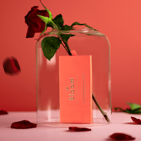 Flamingo
Flamingo est la madeleine de Proust qui vous fera voyager au milieu des rosiers de votre enfance. Humez cette odeur fraîche et intense de pétales de roses accentuée par la finesse de la racine d’iris qui saura raviver de doux souvenirs Conçus comme un parfum - avec des notes de tête, de coeur et de fond - les bâtons d’encens Bloom sont subtils et légers. Chacun d’entre eux appelle à la détente et au calme sans entêter tout en purifiant l’espace.

Ingrédients
Poudre de bois de santal, poudre de péta