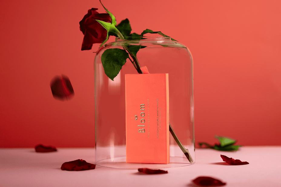 Flamingo
Flamingo est la madeleine de Proust qui vous fera voyager au milieu des rosiers de votre enfance. Humez cette odeur fraîche et intense de pétales de roses accentuée par la finesse de la racine d’iris qui saura raviver de doux souvenirs Conçus comme un parfum - avec des notes de tête, de coeur et de fond - les bâtons d’encens Bloom sont subtils et légers. Chacun d’entre eux appelle à la détente et au calme sans entêter tout en purifiant l’espace.

Ingrédients
Poudre de bois de santal, poudre de péta