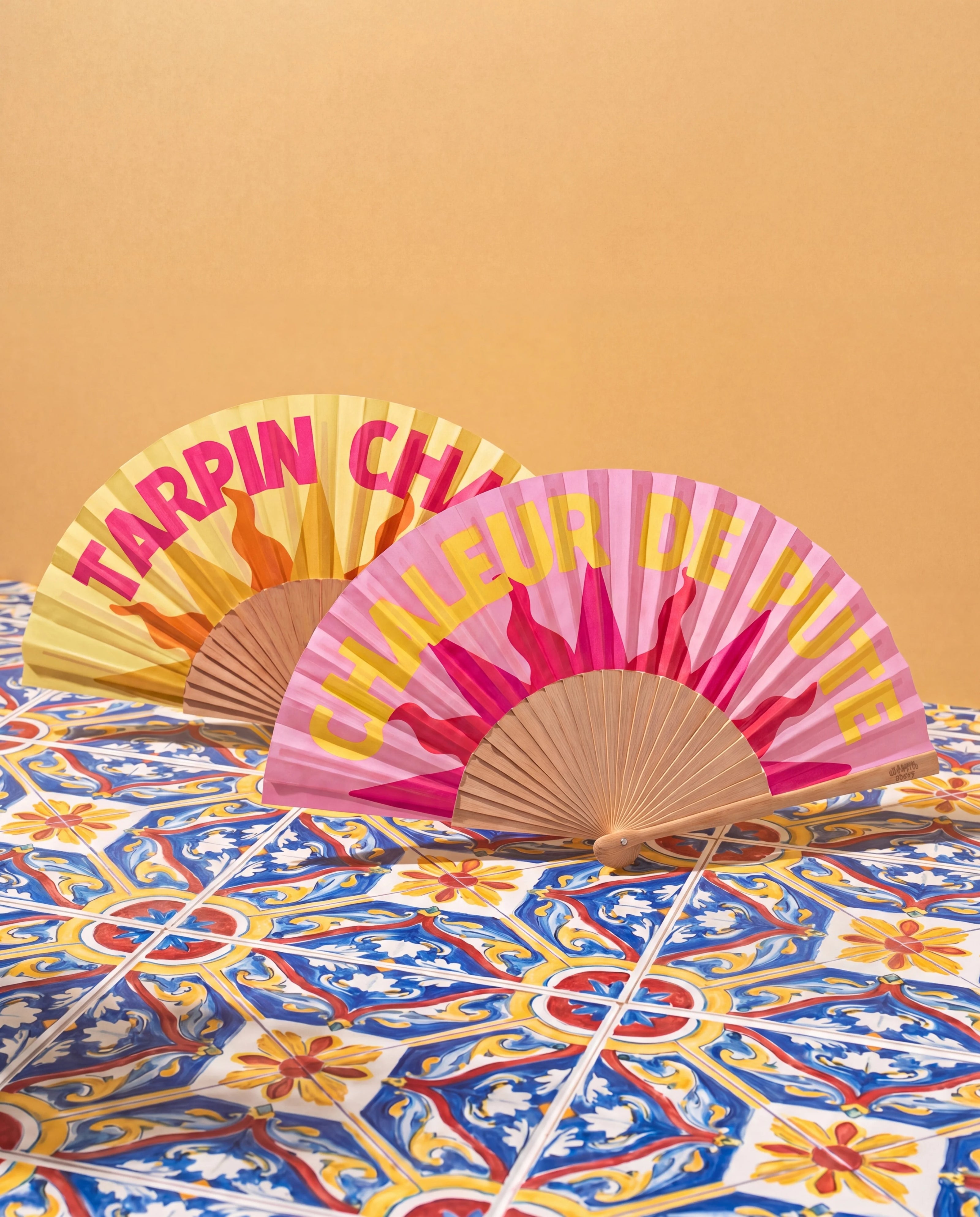 Éventails Tarpin Chaud et Chaleur de Pute Soleil Mojito sur carrelage coloré, collection été
