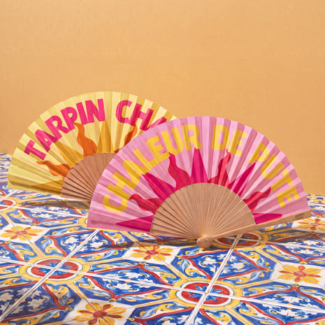 Éventails Tarpin Chaud et Chaleur de Pute Soleil Mojito sur carrelage coloré, collection été