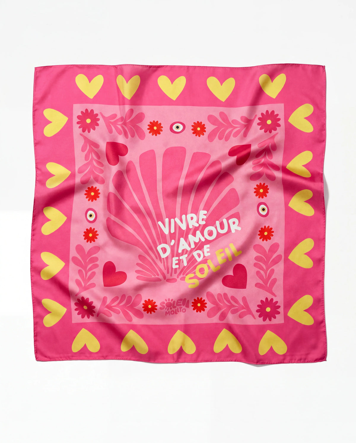 Foulard Amour & Soleil Soleil Mojito à plat, motif cœurs jaunes et fleurs sur fond rose, 70x70 cm