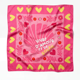 Foulard Amour & Soleil Soleil Mojito à plat, motif cœurs jaunes et fleurs sur fond rose, 70x70 cm