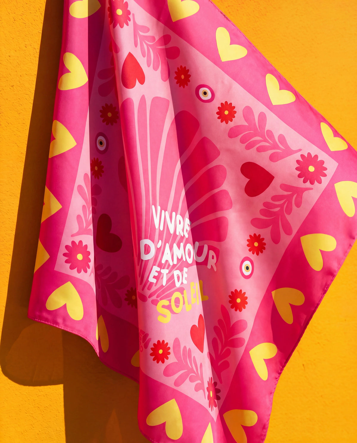 Foulard Amour & Soleil Soleil Mojito, gros plan sur le motif satin «Vivre d'Amour et de Soleil»