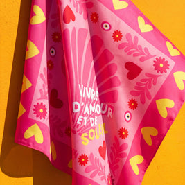 Foulard Amour & Soleil Soleil Mojito, gros plan sur le motif satin «Vivre d'Amour et de Soleil»