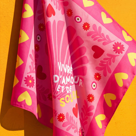 Foulard Amour & Soleil Soleil Mojito, gros plan sur le motif satin «Vivre d'Amour et de Soleil»