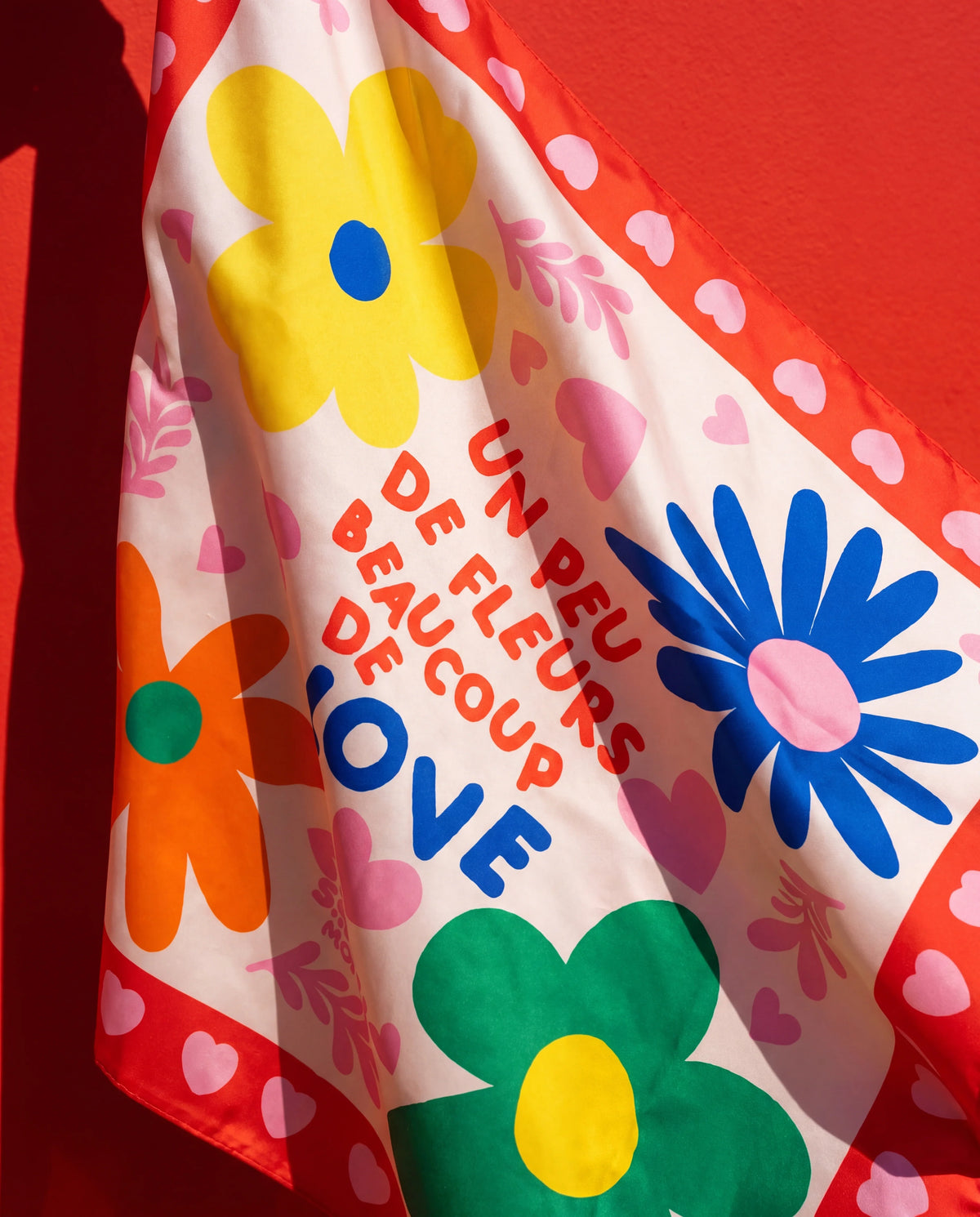 Foulard Fleurs & Love Soleil Mojito, gros plan motif fleurs multicolores et texte «Un peu de fleurs, beaucoup de love»