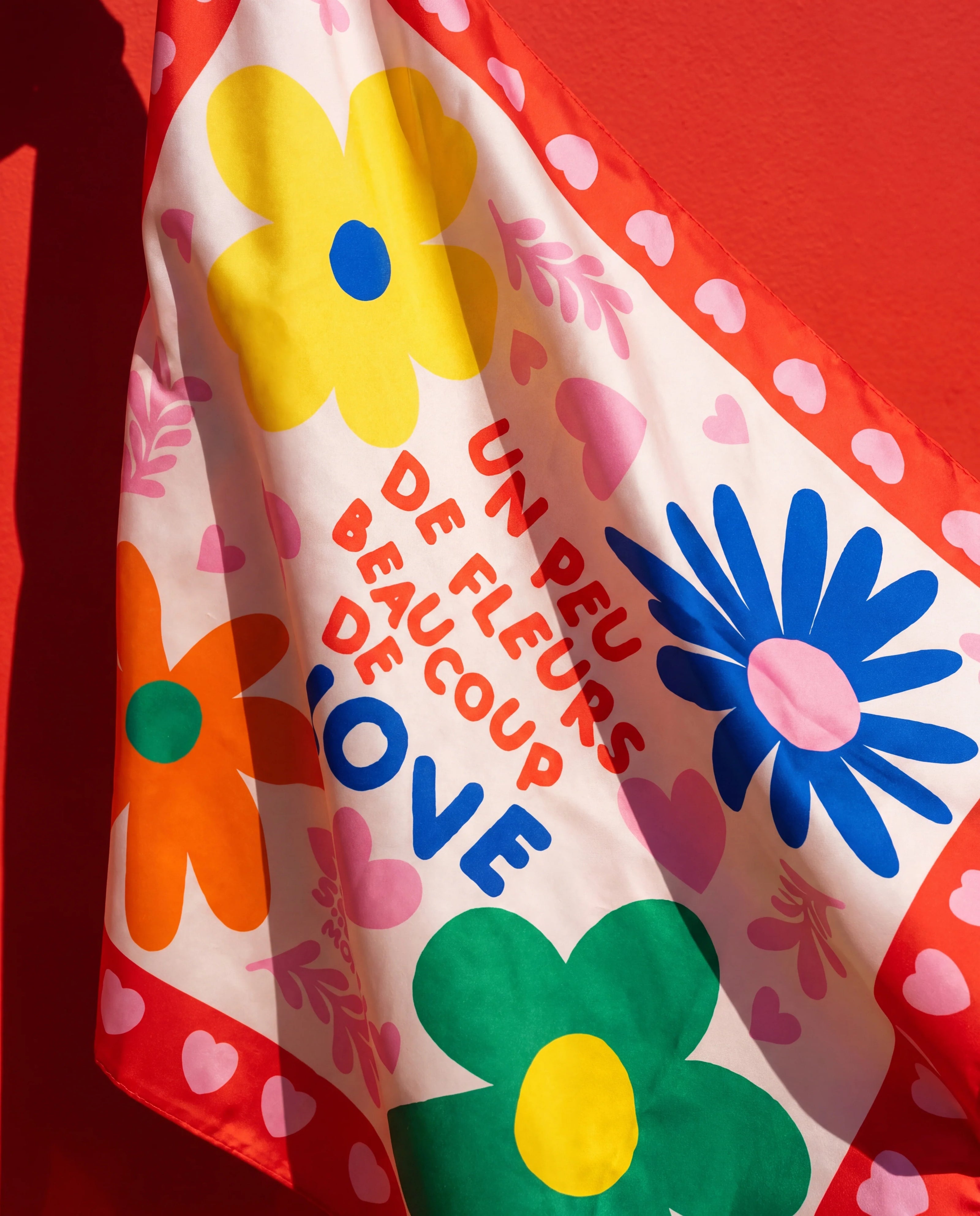 Foulard Fleurs & Love Soleil Mojito, gros plan motif fleurs multicolores et texte «Un peu de fleurs, beaucoup de love»