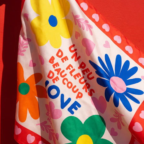 Foulard Fleurs & Love Soleil Mojito, gros plan motif fleurs multicolores et texte «Un peu de fleurs, beaucoup de love»