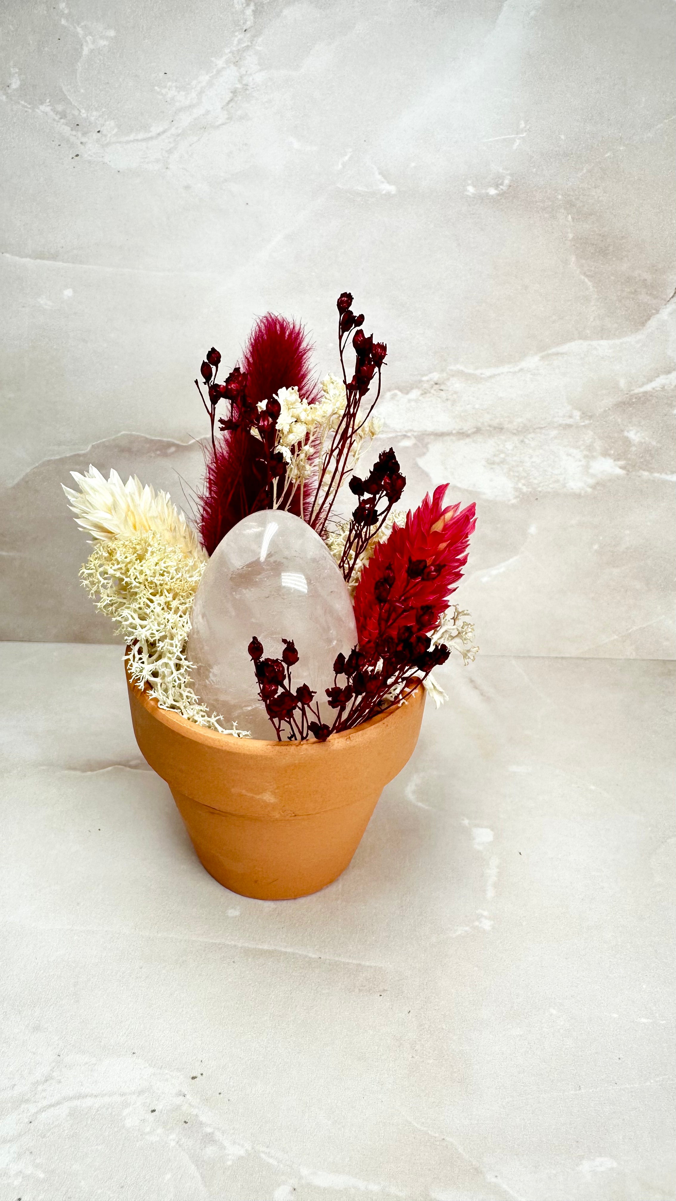 Composition Florale & Œuf Yoni en Quartz Rose