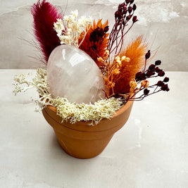 Composition Florale & Œuf Yoni en Quartz Rose