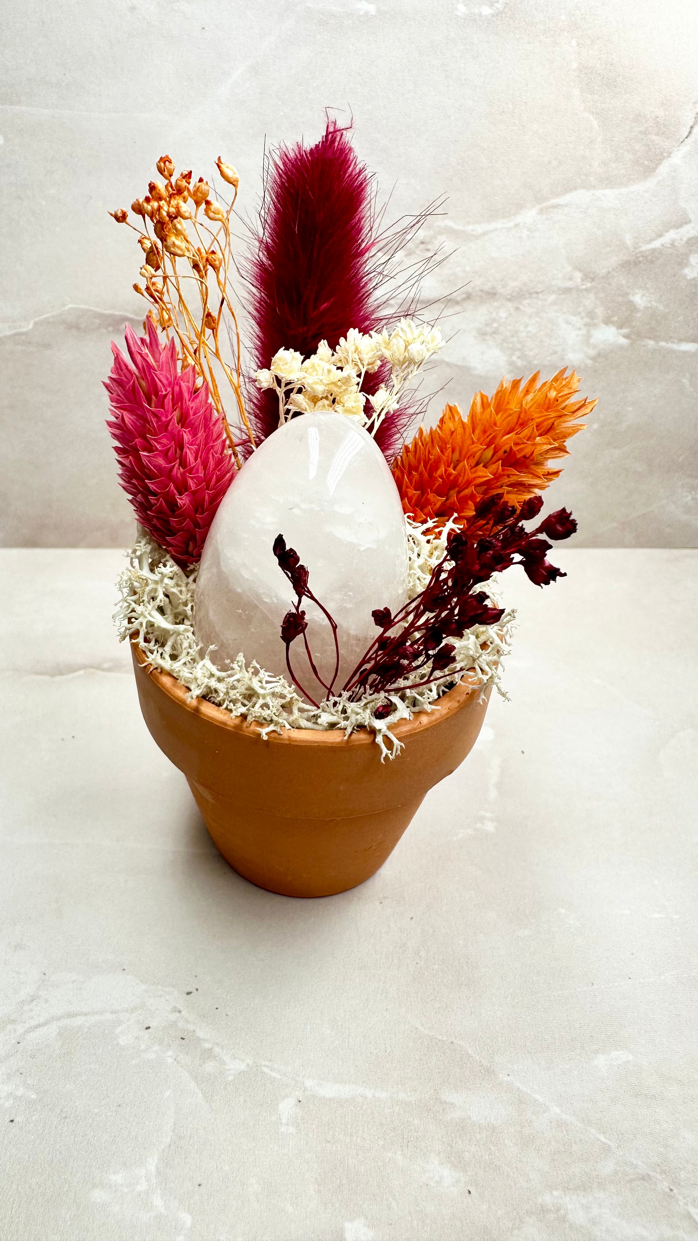 Composition Florale & Œuf Yoni en Quartz Rose