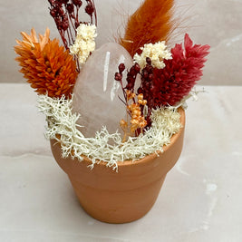 Composition Florale & Œuf Yoni en Quartz Rose