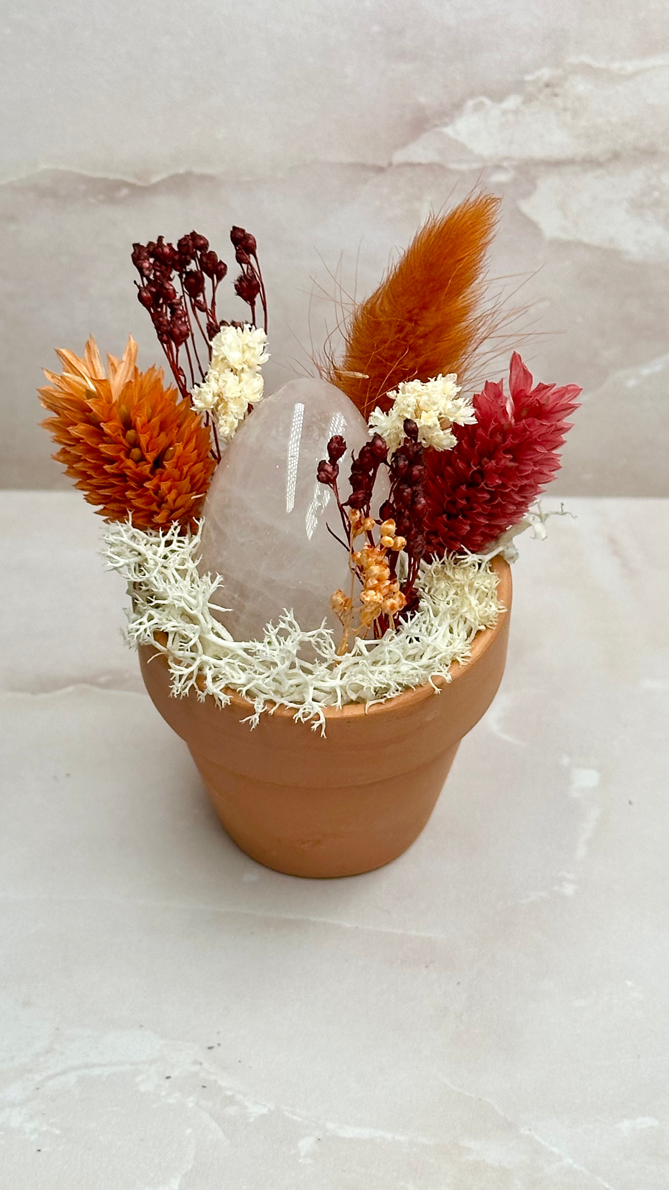 Composition Florale & Œuf Yoni en Quartz Rose