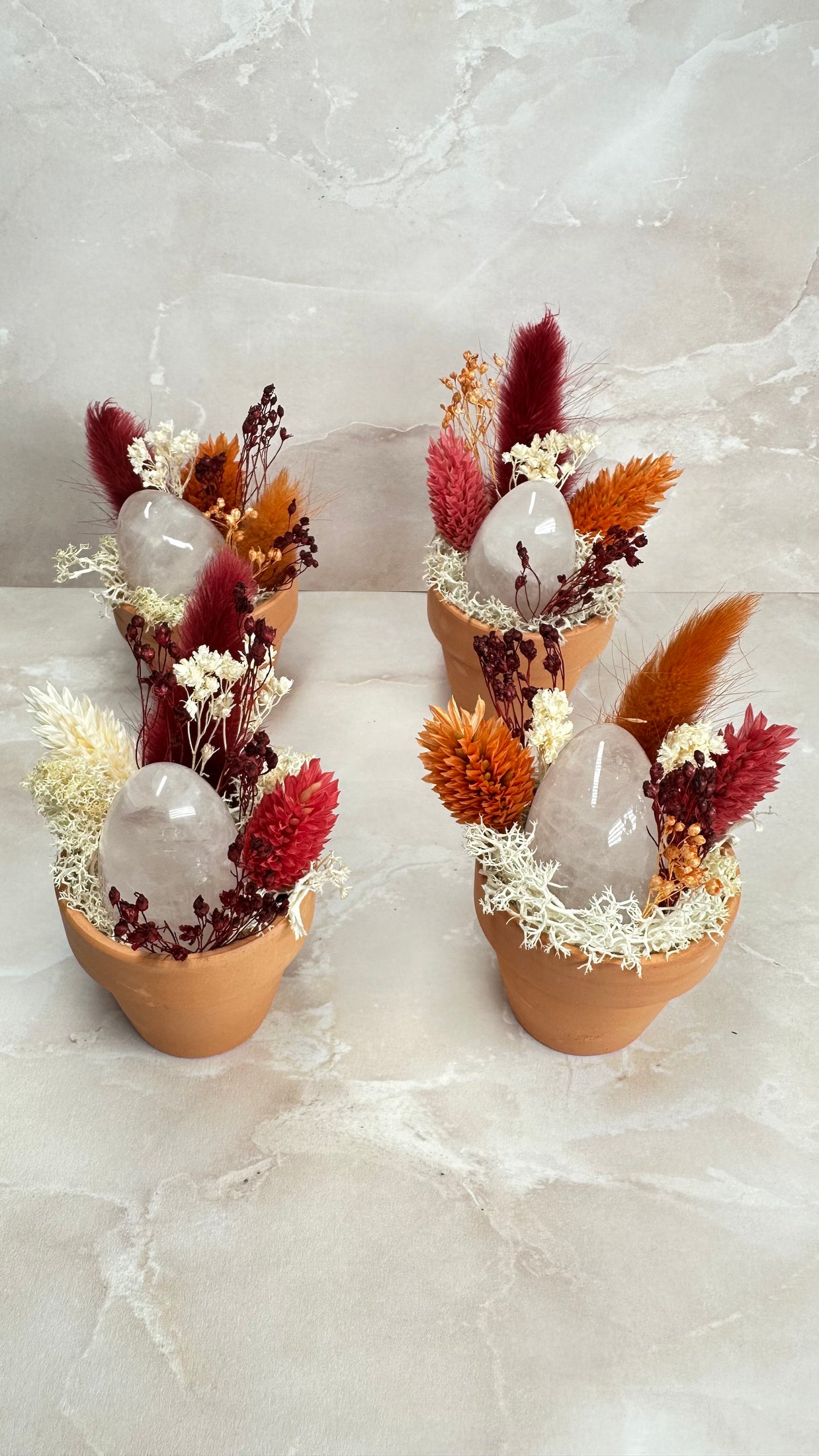 Composition Florale & Œuf Yoni en Quartz Rose