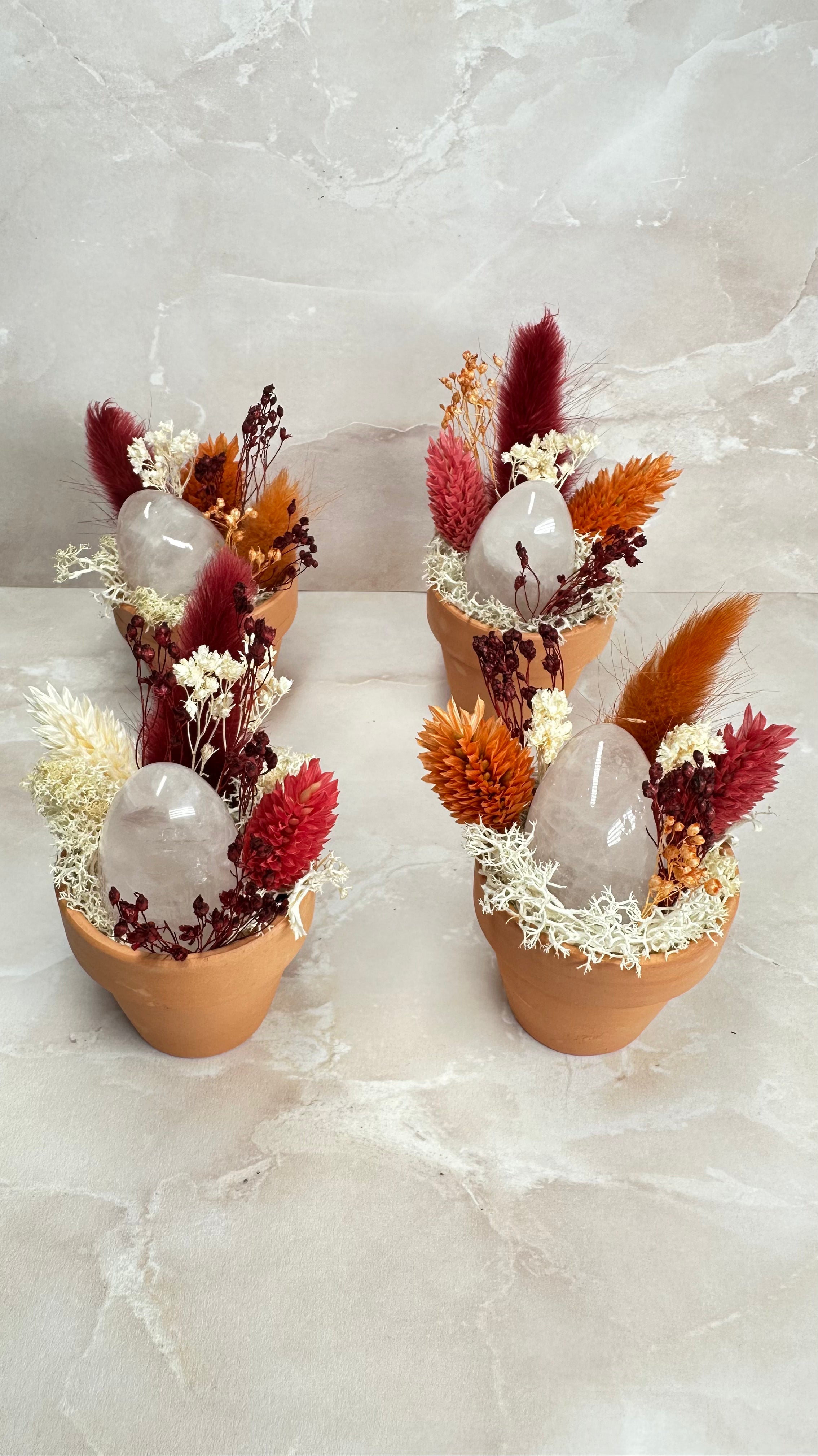 Composition Florale & Œuf Yoni en Quartz Rose