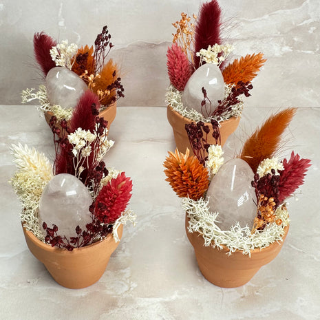 Composition Florale & Œuf Yoni en Quartz Rose