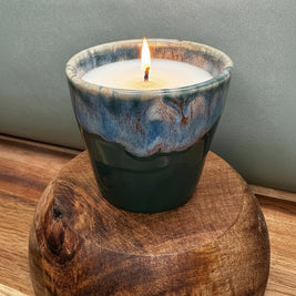 bougie artisanale eucalyptus avec une flamme
