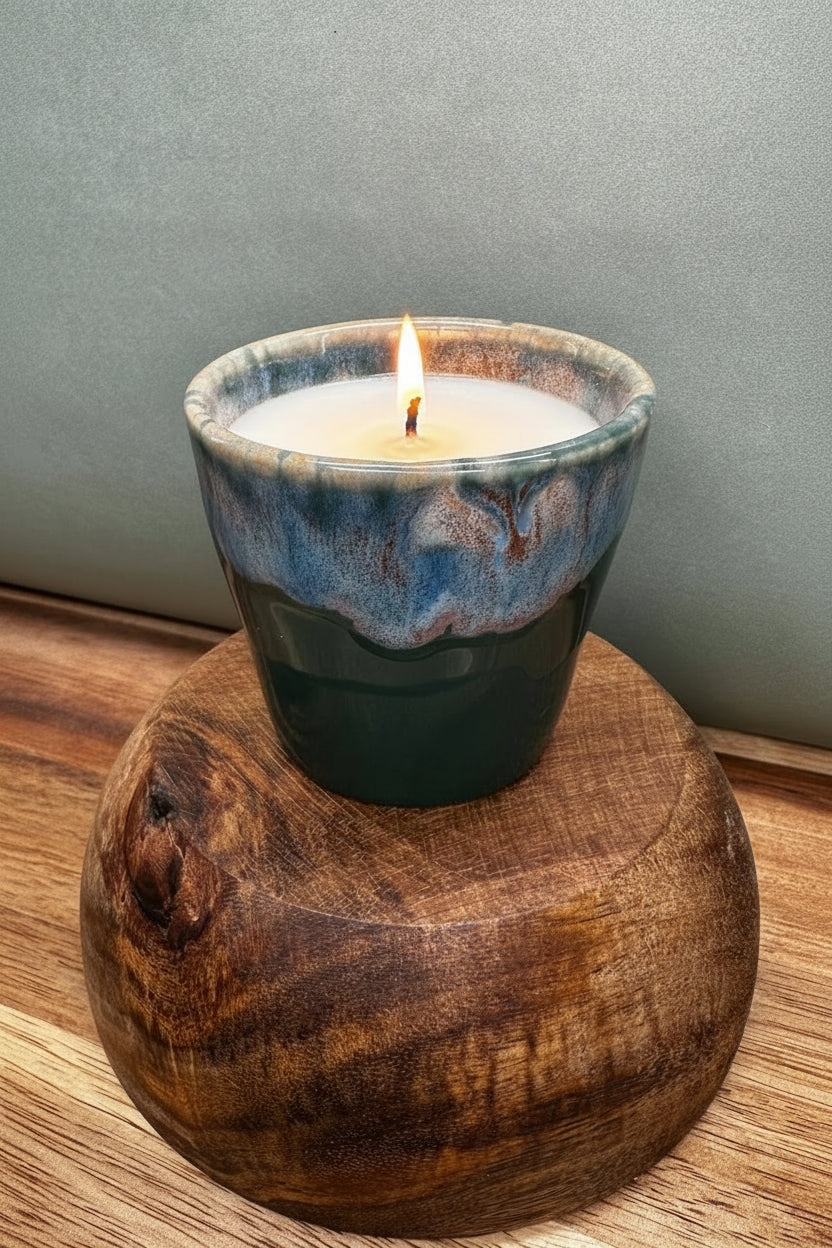 bougie artisanale eucalyptus avec une flamme