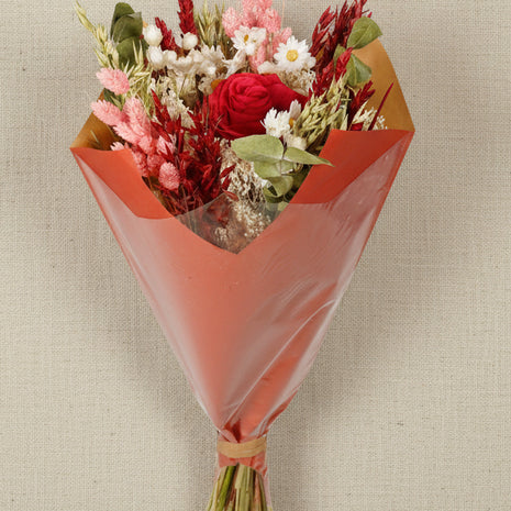 bouquet de fleurs sechées et rose artificielles