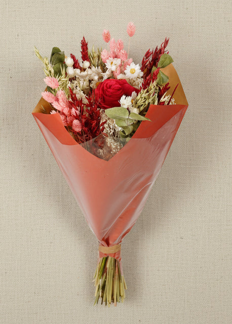 bouquet de fleurs sechées et rose artificielles