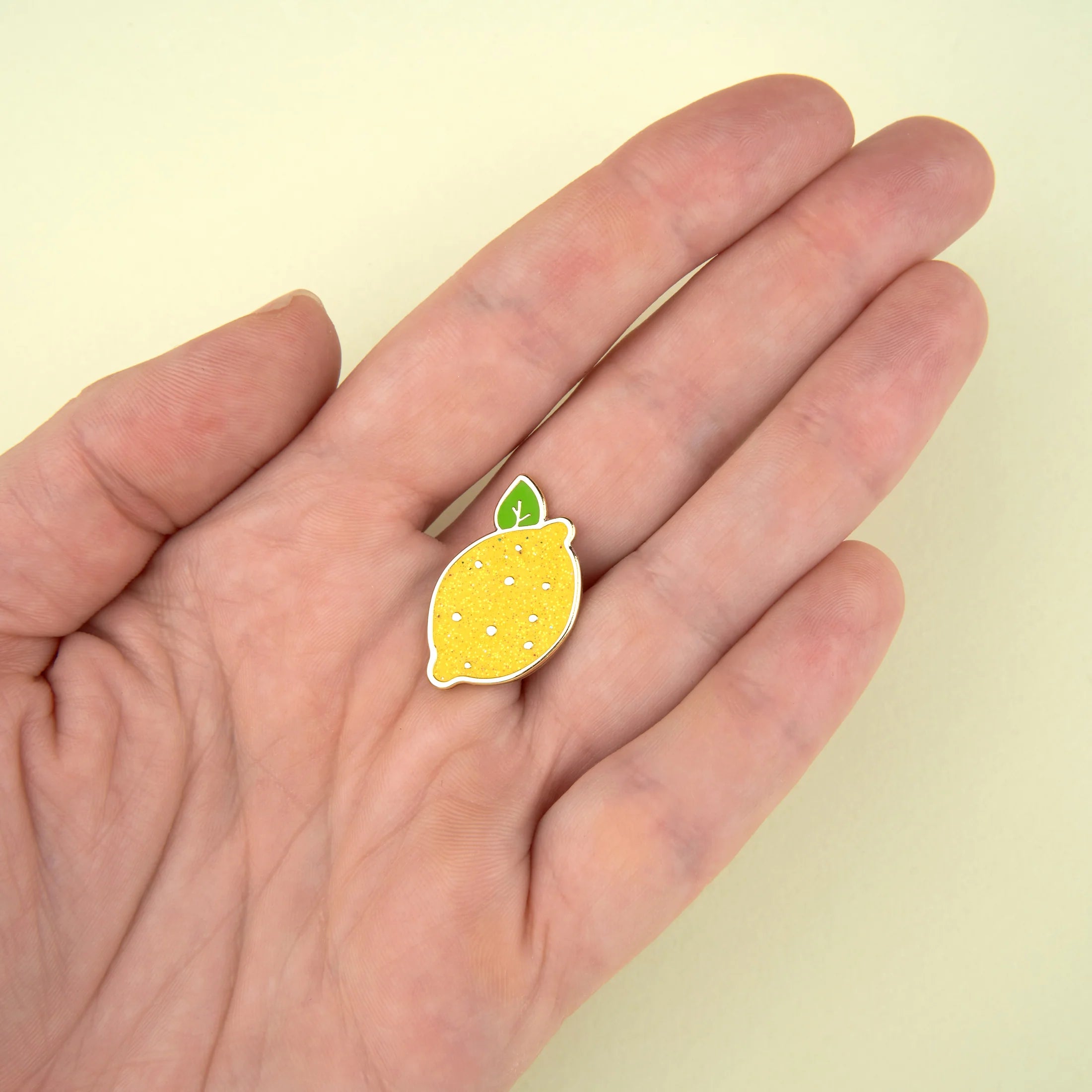 Pin's émaillé Citron à paillettes
