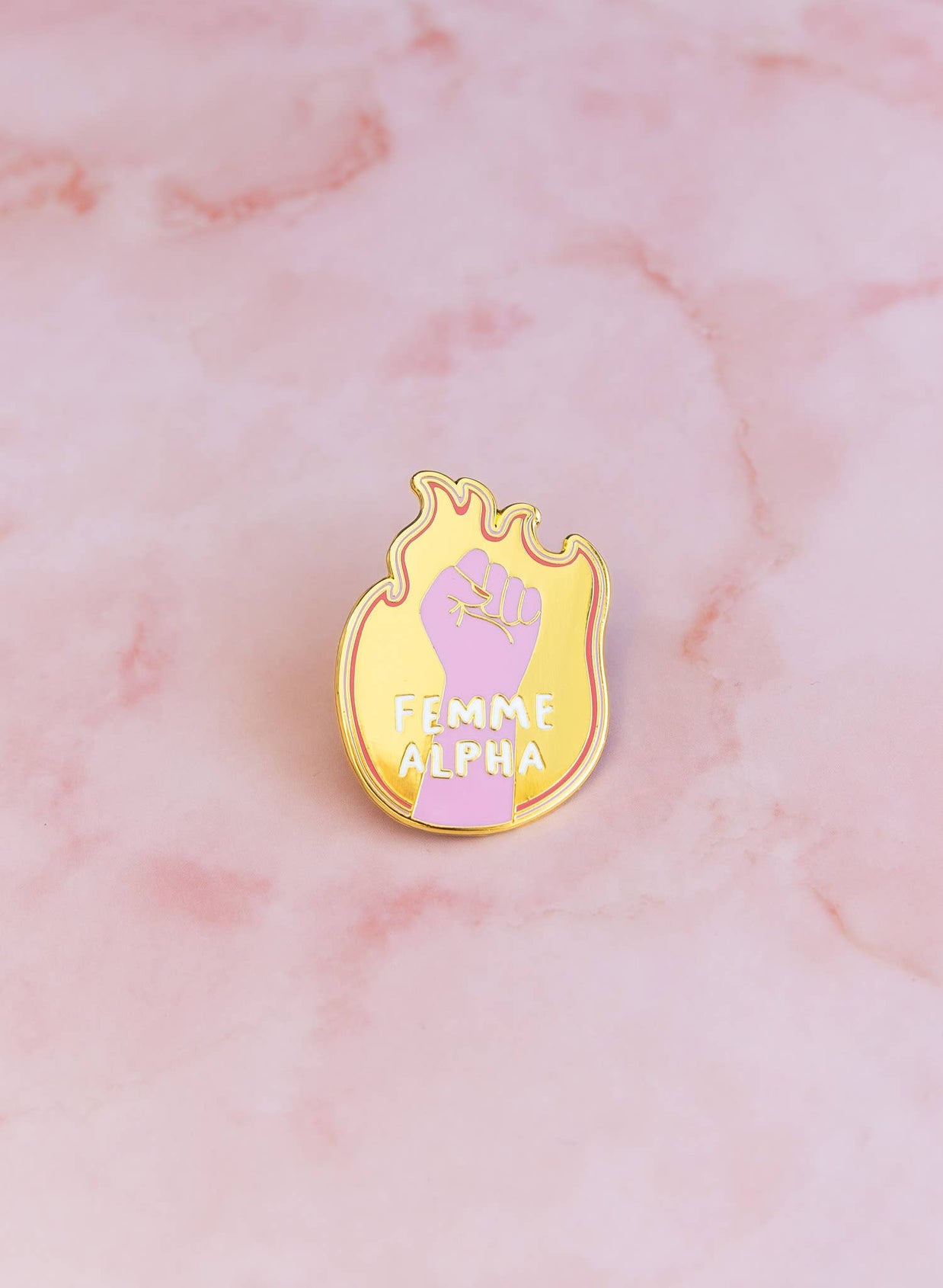Pin's Femme Alpha
