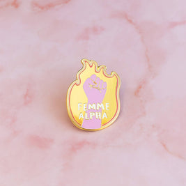 Pin's Femme Alpha