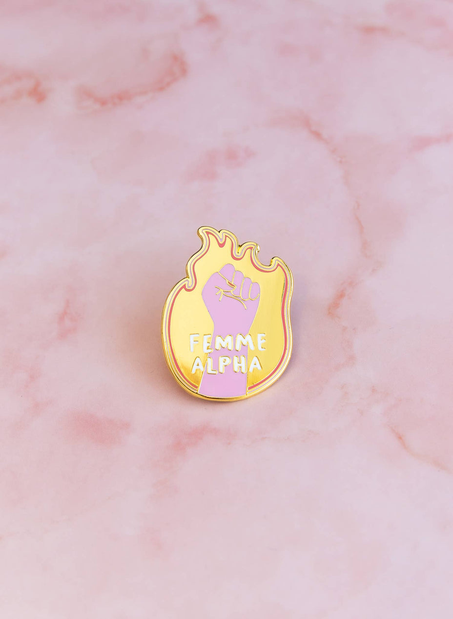 Pin's Femme Alpha