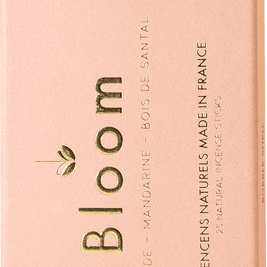 Bubble Shell
Bubble shell vous donne rendez-vous dans les contrées lointaines d’Orient. Un voyage mystique dans un jardin boisé, garni de noix de muscade à l’odeur envoûtante et de mandarines acidulées. Conçus comme un parfum - avec des notes de tête, de coeur et de fond - les bâtons d’encens Bloom sont subtils et légers. Chacun d’entre eux appelle à la détente et au calme sans entêter tout en purifiant l’espace.

Ingrédients
Poudre de bois de santal, poudre de bois de santal rouge, poudre de muscade, gum g