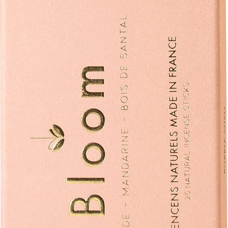 Bubble Shell
Bubble shell vous donne rendez-vous dans les contrées lointaines d’Orient. Un voyage mystique dans un jardin boisé, garni de noix de muscade à l’odeur envoûtante et de mandarines acidulées. Conçus comme un parfum - avec des notes de tête, de coeur et de fond - les bâtons d’encens Bloom sont subtils et légers. Chacun d’entre eux appelle à la détente et au calme sans entêter tout en purifiant l’espace.

Ingrédients
Poudre de bois de santal, poudre de bois de santal rouge, poudre de muscade, gum g