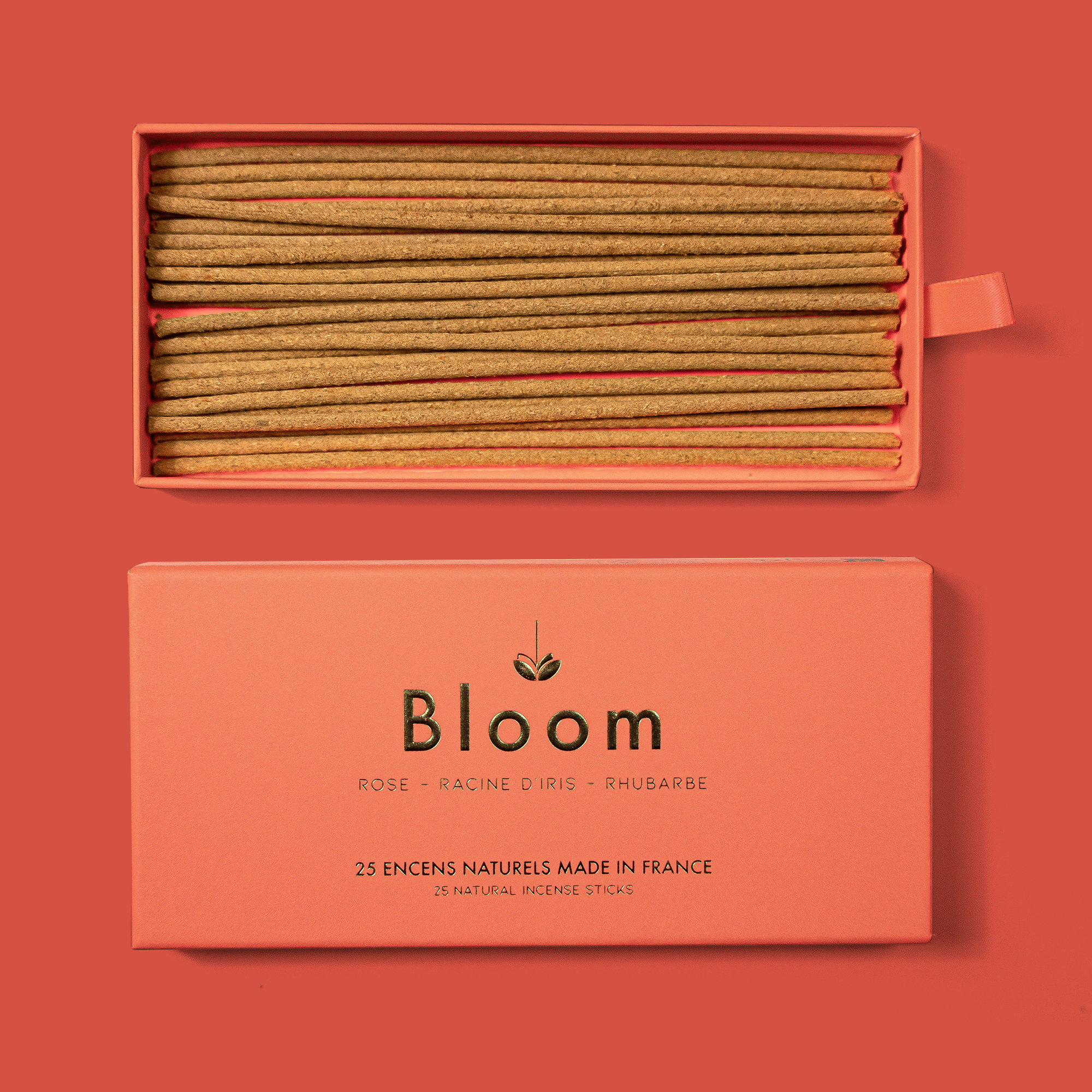 Flamingo
Flamingo est la madeleine de Proust qui vous fera voyager au milieu des rosiers de votre enfance. Humez cette odeur fraîche et intense de pétales de roses accentuée par la finesse de la racine d’iris qui saura raviver de doux souvenirs Conçus comme un parfum - avec des notes de tête, de coeur et de fond - les bâtons d’encens Bloom sont subtils et légers. Chacun d’entre eux appelle à la détente et au calme sans entêter tout en purifiant l’espace.

Ingrédients
Poudre de bois de santal, poudre de péta