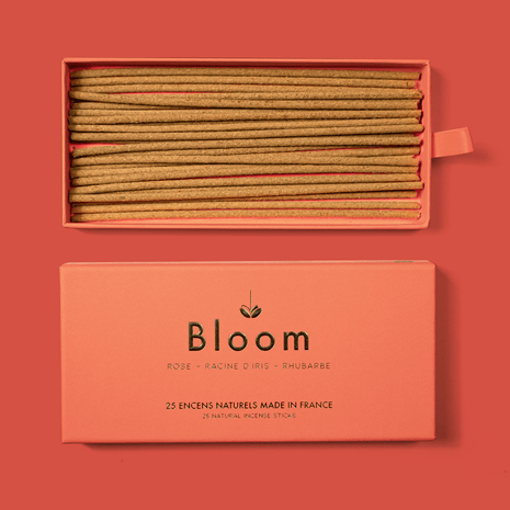 Flamingo
Flamingo est la madeleine de Proust qui vous fera voyager au milieu des rosiers de votre enfance. Humez cette odeur fraîche et intense de pétales de roses accentuée par la finesse de la racine d’iris qui saura raviver de doux souvenirs Conçus comme un parfum - avec des notes de tête, de coeur et de fond - les bâtons d’encens Bloom sont subtils et légers. Chacun d’entre eux appelle à la détente et au calme sans entêter tout en purifiant l’espace.

Ingrédients
Poudre de bois de santal, poudre de péta