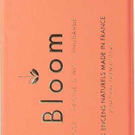 Flamingo
Flamingo est la madeleine de Proust qui vous fera voyager au milieu des rosiers de votre enfance. Humez cette odeur fraîche et intense de pétales de roses accentuée par la finesse de la racine d’iris qui saura raviver de doux souvenirs Conçus comme un parfum - avec des notes de tête, de coeur et de fond - les bâtons d’encens Bloom sont subtils et légers. Chacun d’entre eux appelle à la détente et au calme sans entêter tout en purifiant l’espace.

Ingrédients
Poudre de bois de santal, poudre de péta