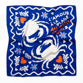 Foulard L'Amour à la Plage Soleil Mojito à plat, motif crabes et fleurs bleu marine, 70x70 cm