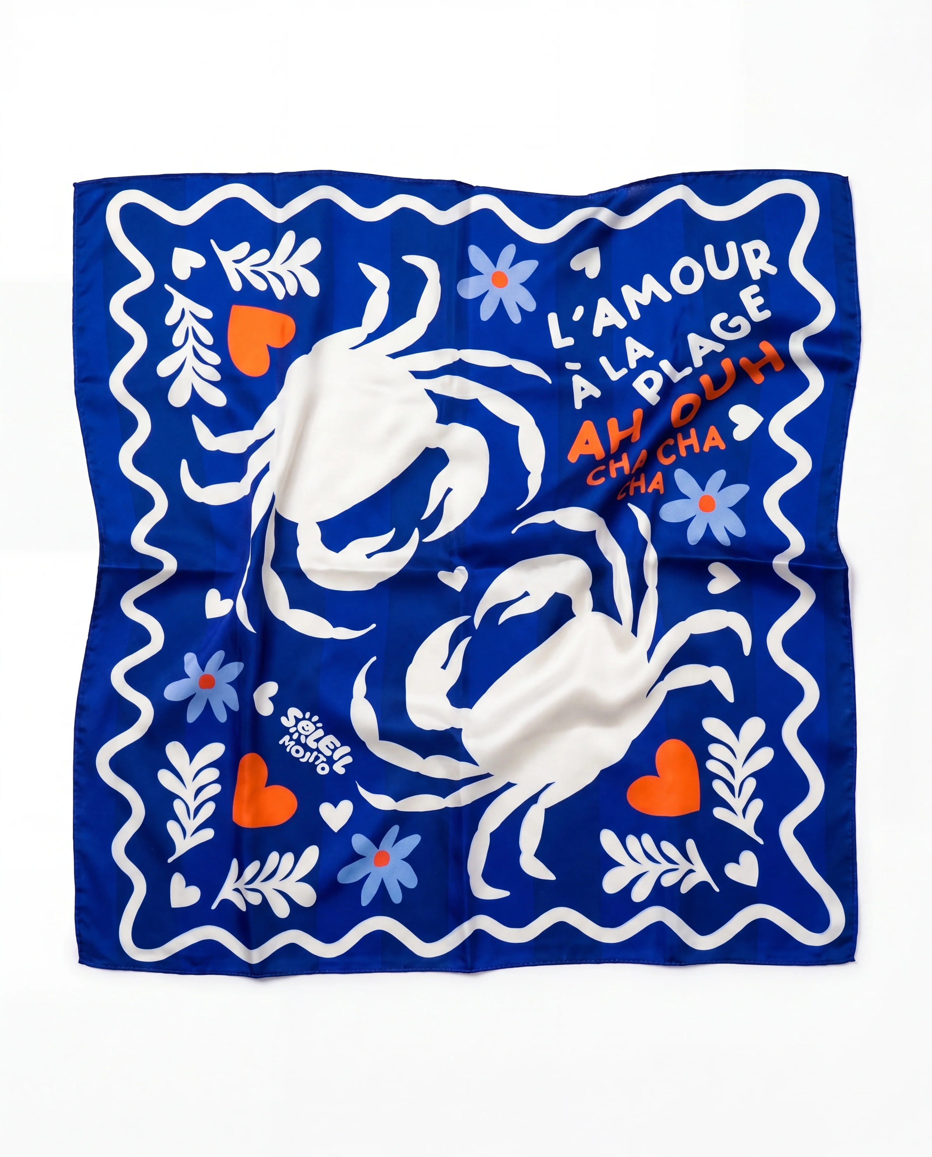 Foulard L'Amour à la Plage Soleil Mojito à plat, motif crabes et fleurs bleu marine, 70x70 cm