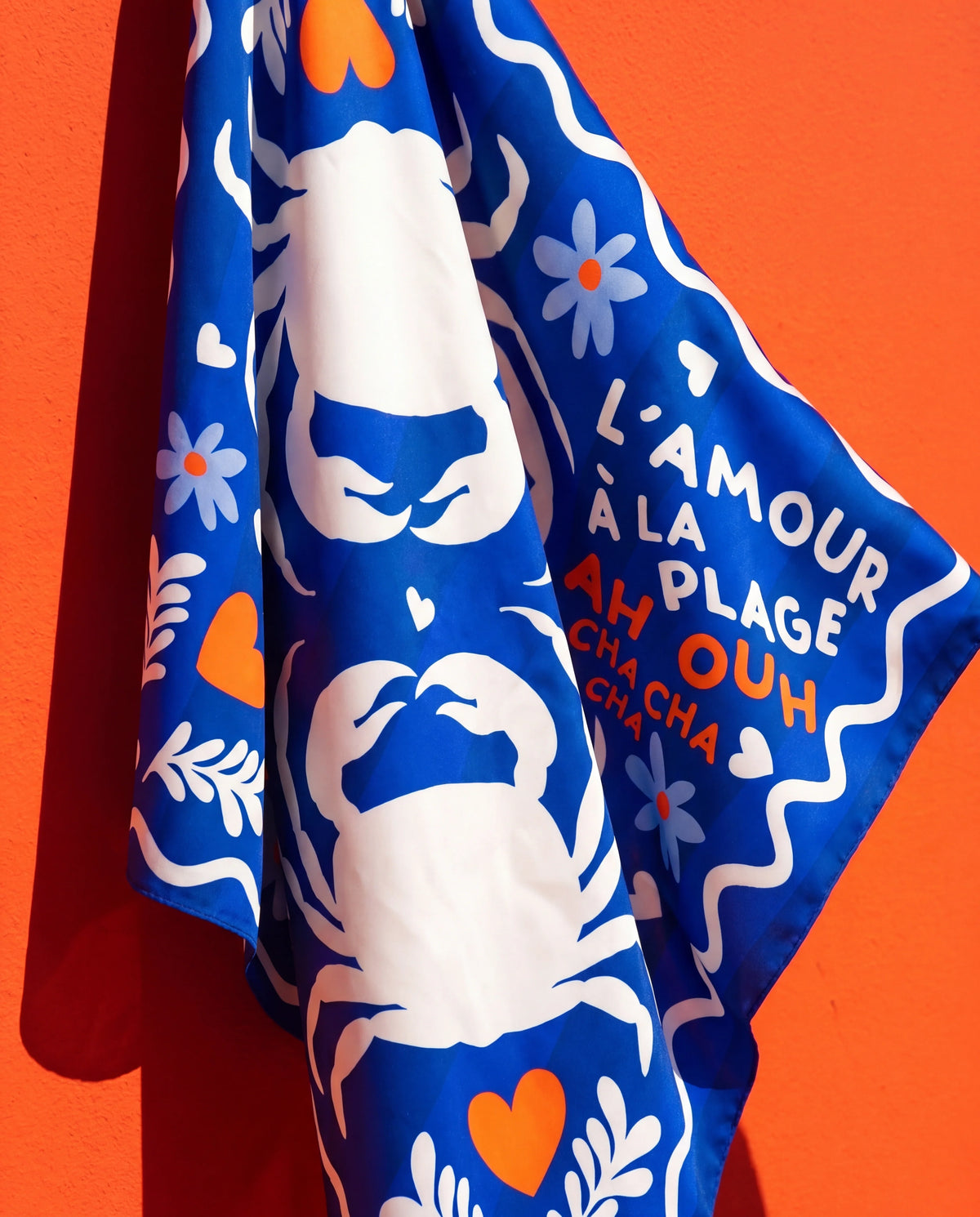 Foulard L'Amour à la Plage Soleil Mojito, gros plan motif crabes et cœurs bleu et blanc